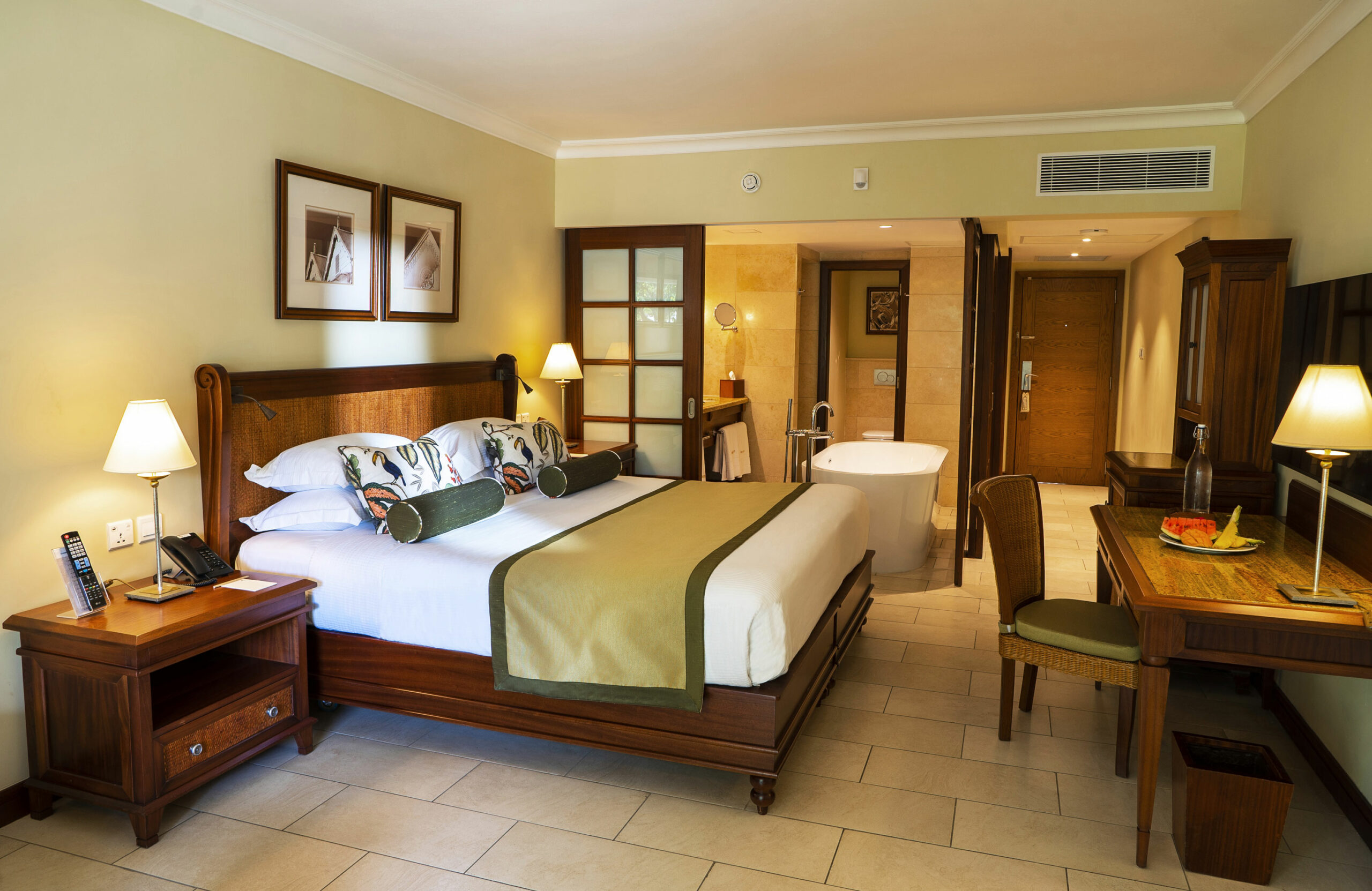 MAU_415_Deluxe-room.jpg